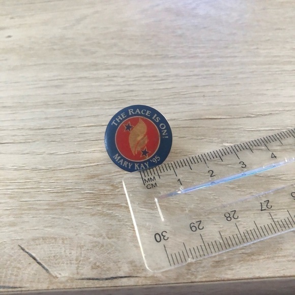 Vintage Mary Kay 1995 Label Pin - Picture 3 of 3